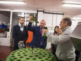 Gaspar apela a la modernización y el municipalismo en su visita a la Escuela de Viticultura de Requena.
