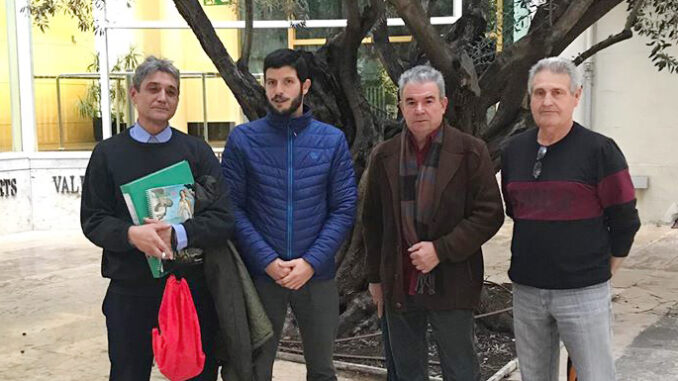 Antonio Barrero junto al portavoz del grupo parlamentario de Compromis, Carles Esteve.