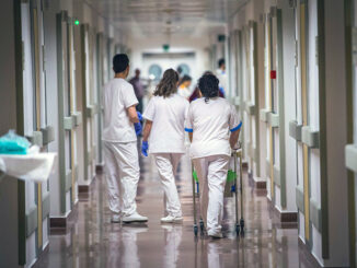 El Plan de Igualdad amplia las facilidades del cuidado de los menores a los trabajadores del Departamento.