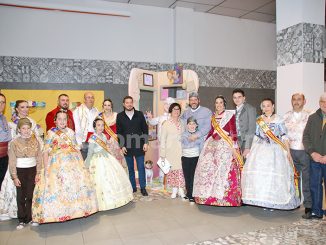 Falleras mayores y presidentes de las comisiones buñolenses con la alcaldesa y el edil de Cultura Popular.