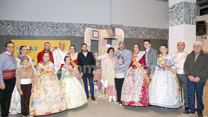 Falleras mayores y presidentes de las comisiones buñolenses con la alcaldesa y el edil de Cultura Popular.